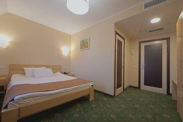Номер с кроватью размера «king-size» в Отеле Advenus Hotel